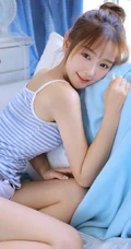 穿蓝色条纹肩带衣短裤的可爱漂亮丸子头少女室内写真照