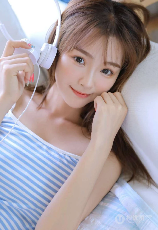穿蓝色条纹肩带衣短裤的可爱漂亮丸子头少女室内写真照