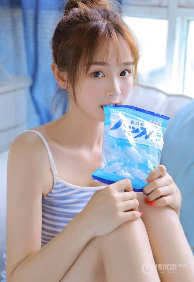 穿蓝色条纹肩带衣短裤的可爱漂亮丸子头少女室内写真照