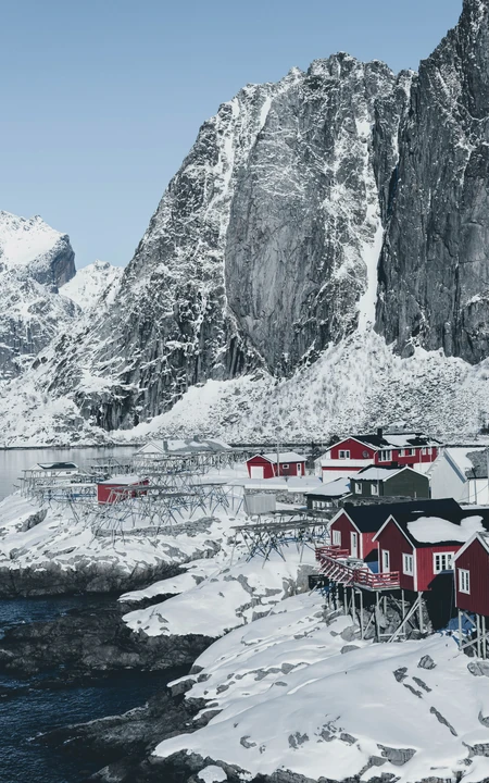 大雪覆盖的海边城镇风景