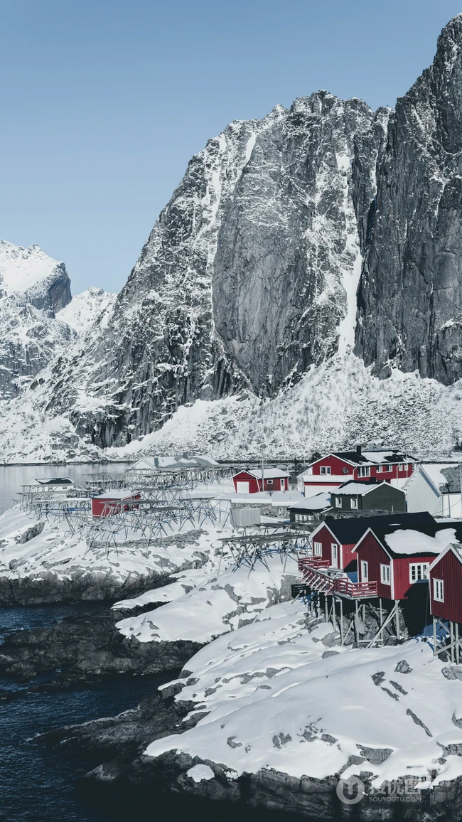 大雪覆盖的海边城镇风景
