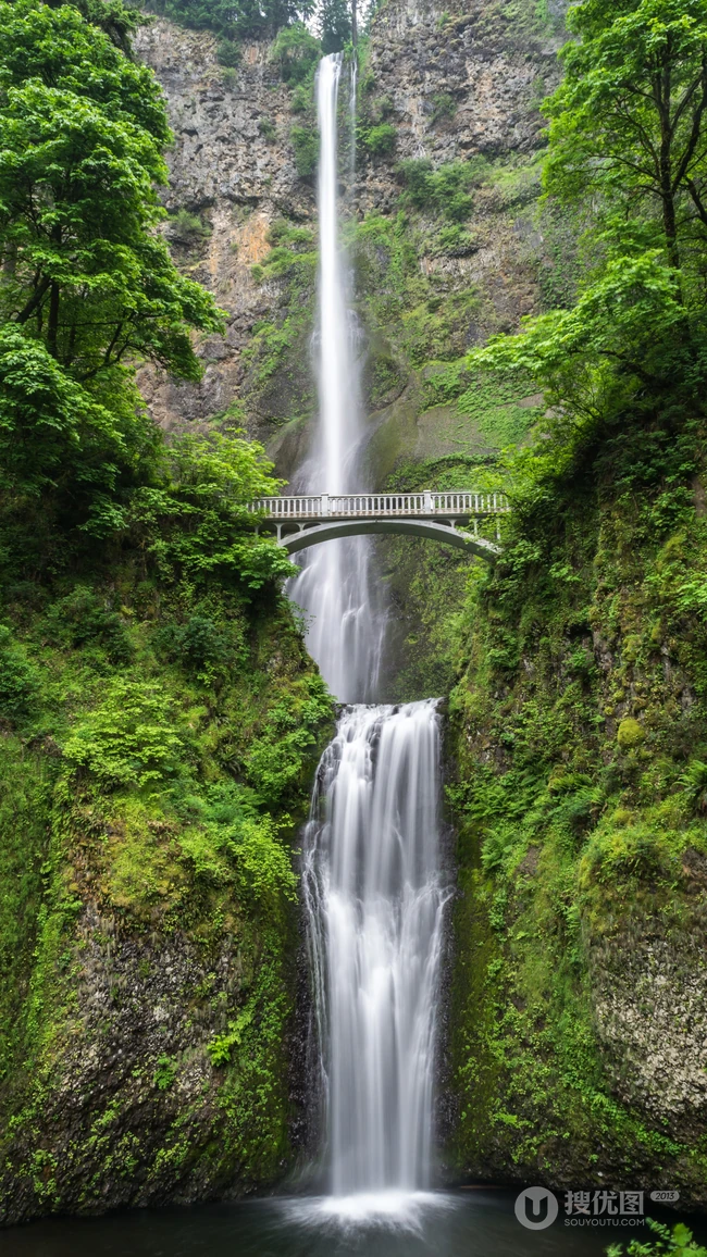 壮丽的穿山河川，山中的美丽瀑布等自然风景手机壁纸免费下载