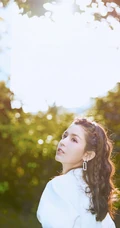 新疆自然卷发型女生哈妮克孜白色连衣裙，高筒靴户外，户内写真图集