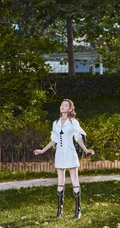 新疆自然卷发型女生哈妮克孜白色连衣裙，高筒靴户外，户内写真图集