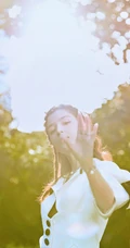 新疆自然卷发型女生哈妮克孜白色连衣裙，高筒靴户外，户内写真图集