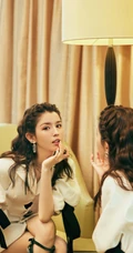 新疆自然卷发型女生哈妮克孜白色连衣裙，高筒靴户外，户内写真图集