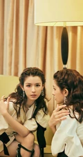 新疆自然卷发型女生哈妮克孜白色连衣裙，高筒靴户外，户内写真图集
