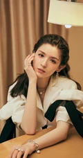 新疆自然卷发型女生哈妮克孜白色连衣裙，高筒靴户外，户内写真图集