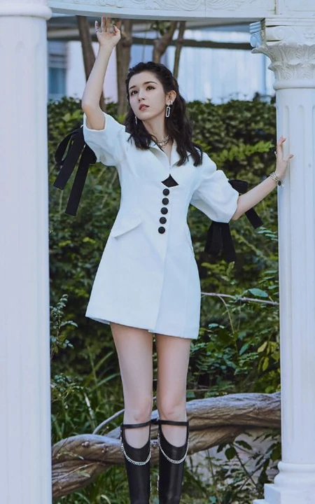 新疆自然卷发型女生哈妮克孜白色连衣裙，高筒靴户外，户内写真图集