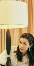 新疆自然卷发型女生哈妮克孜白色连衣裙，高筒靴户外，户内写真图集