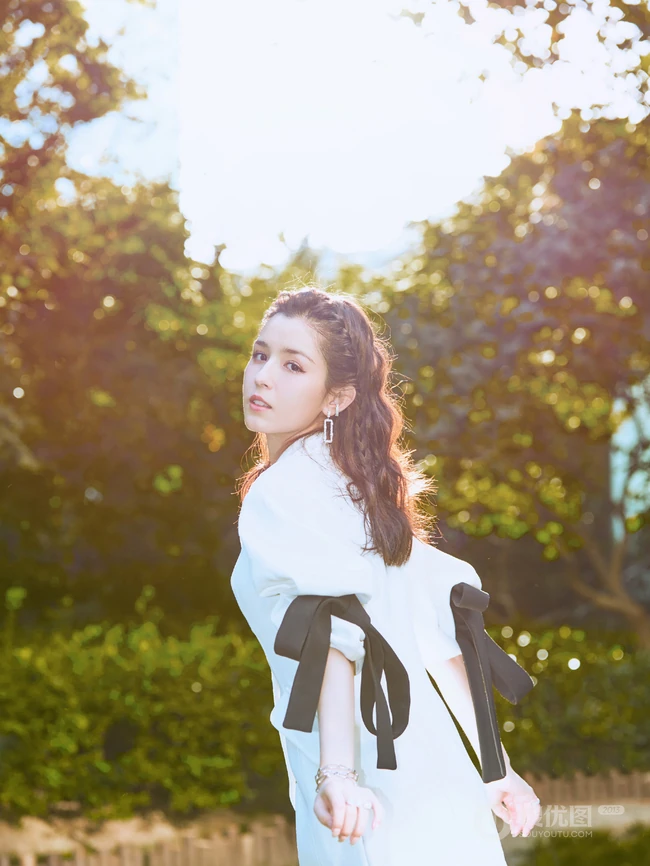 新疆自然卷发型女生哈妮克孜白色连衣裙，高筒靴户外，户内写真图集