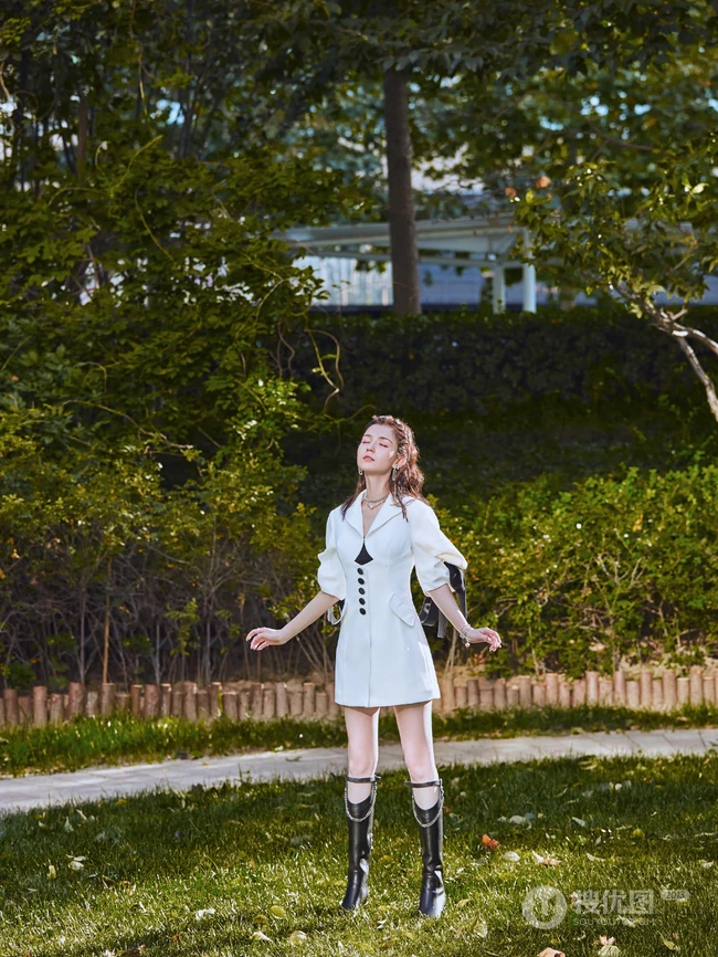 新疆自然卷发型女生哈妮克孜白色连衣裙，高筒靴户外，户内写真图集