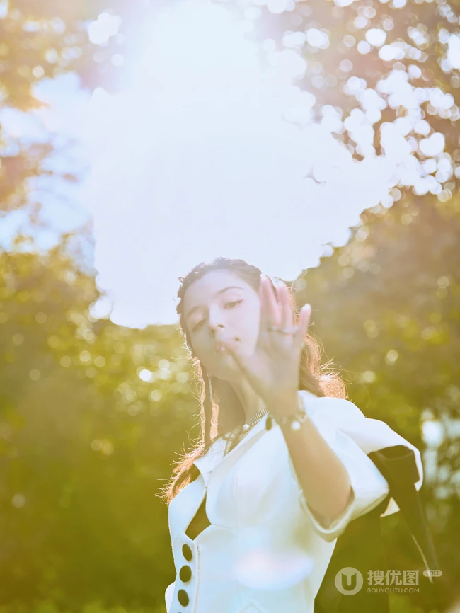 新疆自然卷发型女生哈妮克孜白色连衣裙，高筒靴户外，户内写真图集