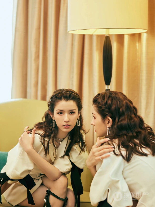 新疆自然卷发型女生哈妮克孜白色连衣裙，高筒靴户外，户内写真图集