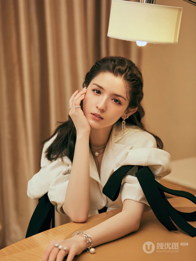 新疆自然卷发型女生哈妮克孜白色连衣裙，高筒靴户外，户内写真图集