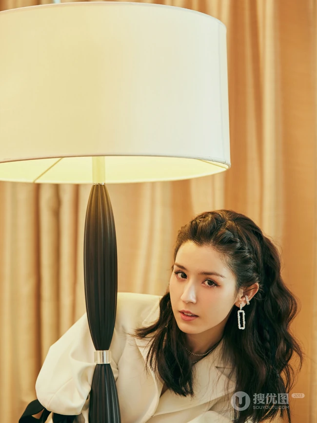 新疆自然卷发型女生哈妮克孜白色连衣裙，高筒靴户外，户内写真图集