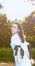 新疆自然卷发型女生哈妮克孜白色连衣裙，高筒靴户外，户内写真图集