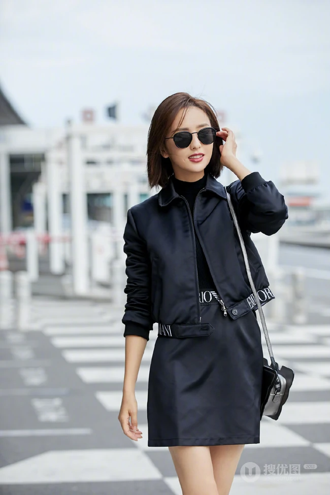 佟丽娅酷美黑衣黑裙搭配黑色墨镜时尚街拍look写真美照
