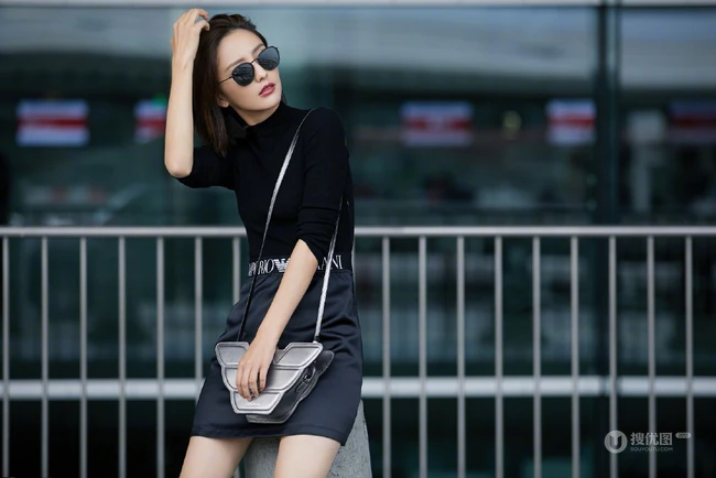 佟丽娅酷美黑衣黑裙搭配黑色墨镜时尚街拍look写真美照