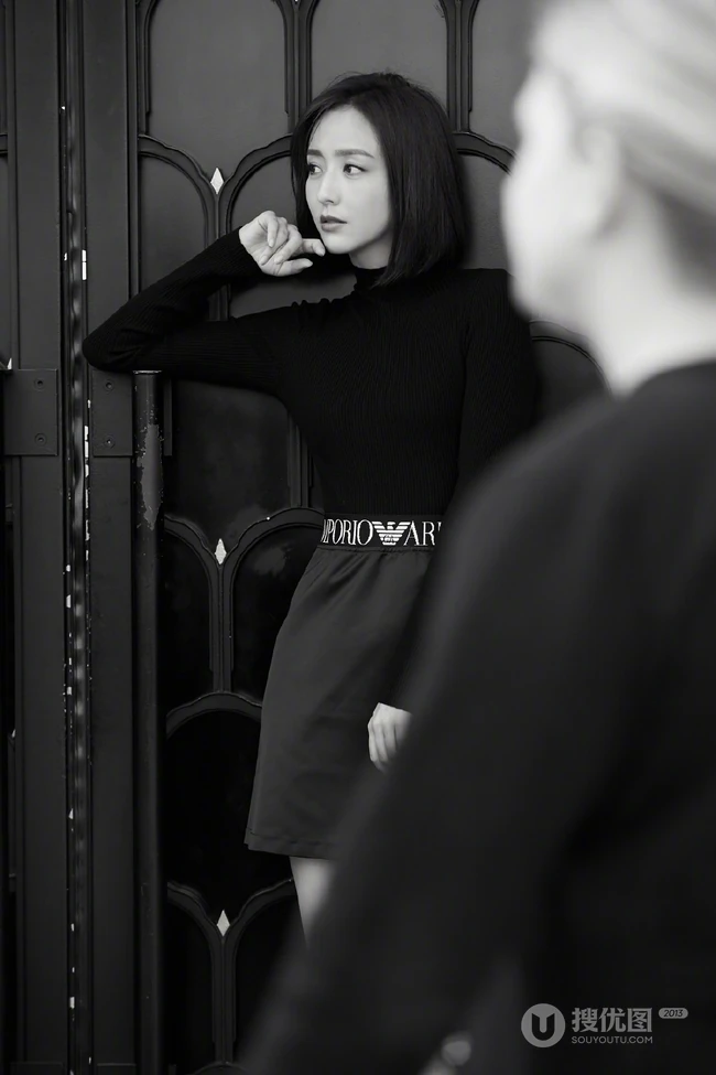 佟丽娅酷美黑衣黑裙搭配黑色墨镜时尚街拍look写真美照
