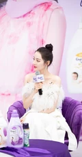 迪丽热巴气质白色礼裙包臀裙超A打扮参加某活动写真照