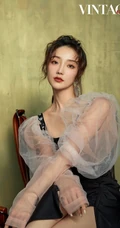 气质卷发女演员肖燕超高清慵懒居家高清写真登杂志写真图集