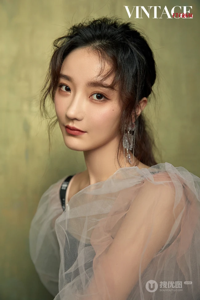 气质卷发女演员肖燕超高清慵懒居家高清写真登杂志写真图集