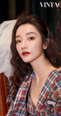 气质卷发女演员肖燕超高清慵懒居家高清写真登杂志写真图集