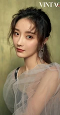 气质卷发女演员肖燕超高清慵懒居家高清写真登杂志写真图集
