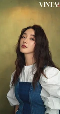 气质卷发女演员肖燕超高清慵懒居家高清写真登杂志写真图集