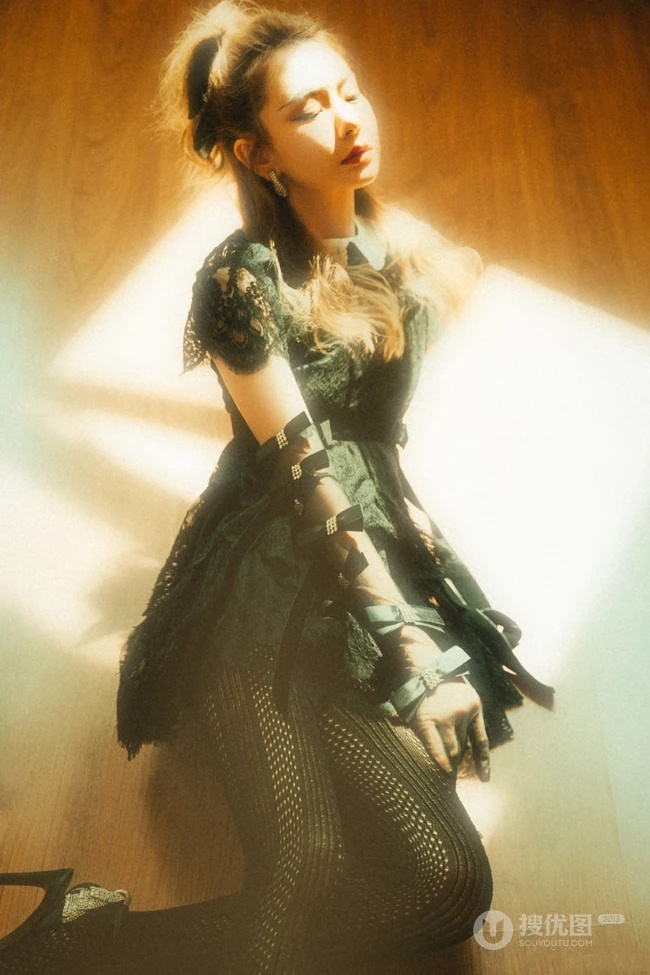 戚薇黑色蕾丝轻纱裙梦幻复古光影，神秘感十足超A写真照