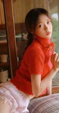 穿红色针织衫毛衣短裤的大眼睛单麻花辫美丽女孩艺术室内摄影图片