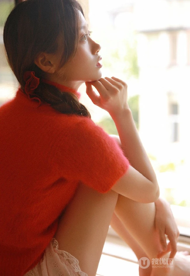 穿红色针织衫毛衣短裤的大眼睛单麻花辫美丽女孩艺术室内摄影图片
