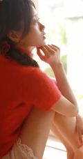 穿红色针织衫毛衣短裤的大眼睛单麻花辫美丽女孩艺术室内摄影图片