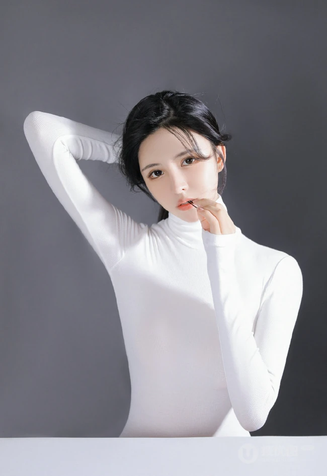 乌黑长发气质小脸气质女生小姐姐紧身白色连体家居服超美艺术摄影照片