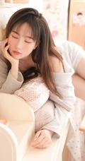 腿长模样俊的治愈系少女肩带背心短裤可爱室内写真照