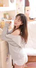 腿长模样俊的治愈系少女肩带背心短裤可爱室内写真照
