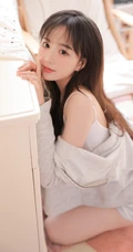 腿长模样俊的治愈系少女肩带背心短裤可爱室内写真照