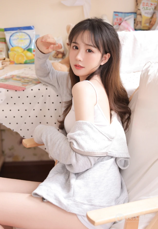 腿长模样俊的治愈系少女肩带背心短裤可爱室内写真照