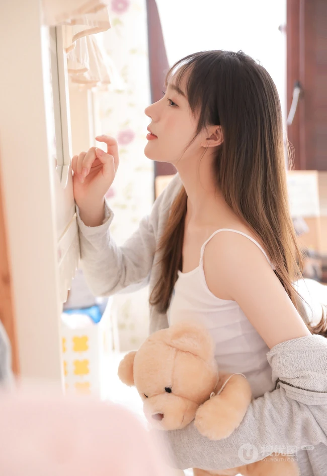 腿长模样俊的治愈系少女肩带背心短裤可爱室内写真照