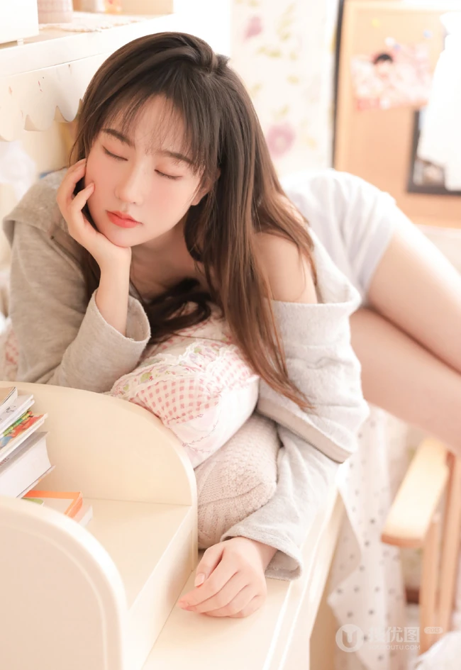 腿长模样俊的治愈系少女肩带背心短裤可爱室内写真照