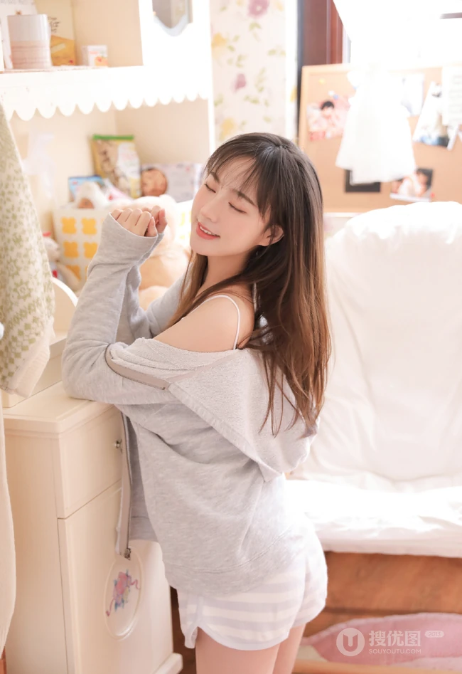 腿长模样俊的治愈系少女肩带背心短裤可爱室内写真照