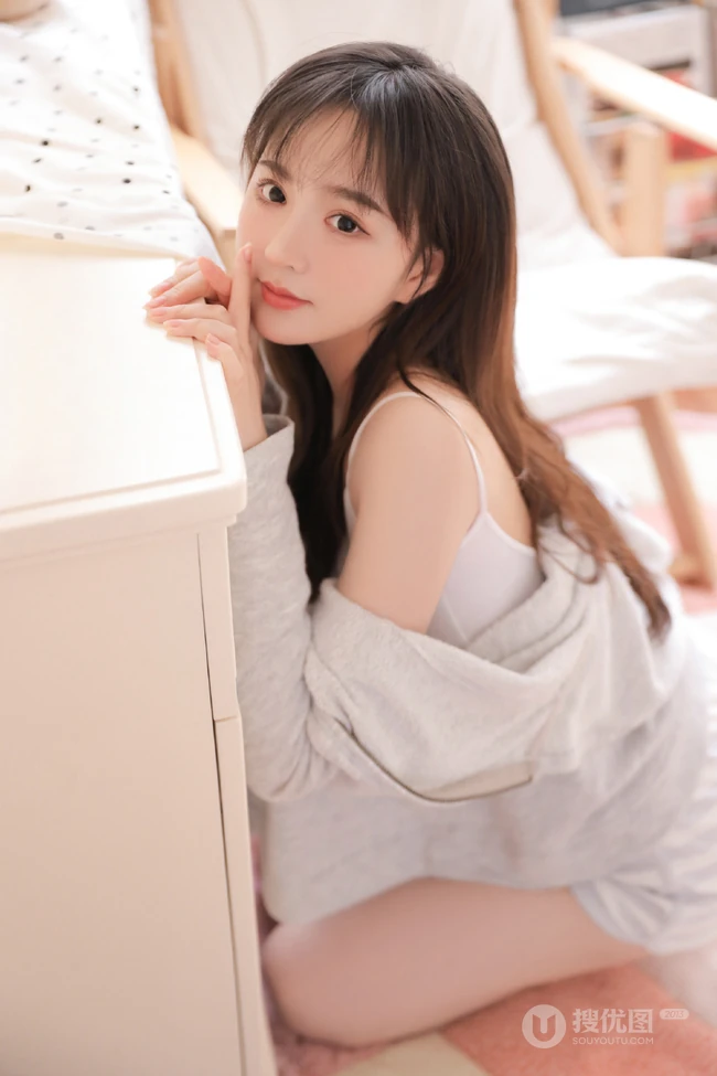 腿长模样俊的治愈系少女肩带背心短裤可爱室内写真照