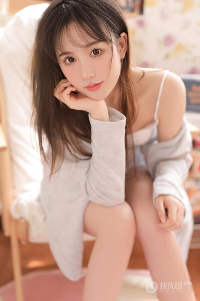 腿长模样俊的治愈系少女肩带背心短裤可爱室内写真照