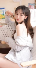 腿长模样俊的治愈系少女肩带背心短裤可爱室内写真照
