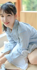 元气十足可爱大眼睛少女白色肩带背心短裤显白皙肌肤线条感写真图集