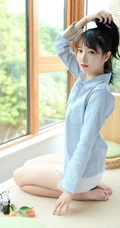 元气十足可爱大眼睛少女白色肩带背心短裤显白皙肌肤线条感写真图集