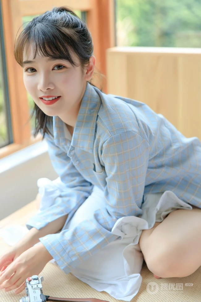 元气十足可爱大眼睛少女白色肩带背心短裤显白皙肌肤线条感写真图集