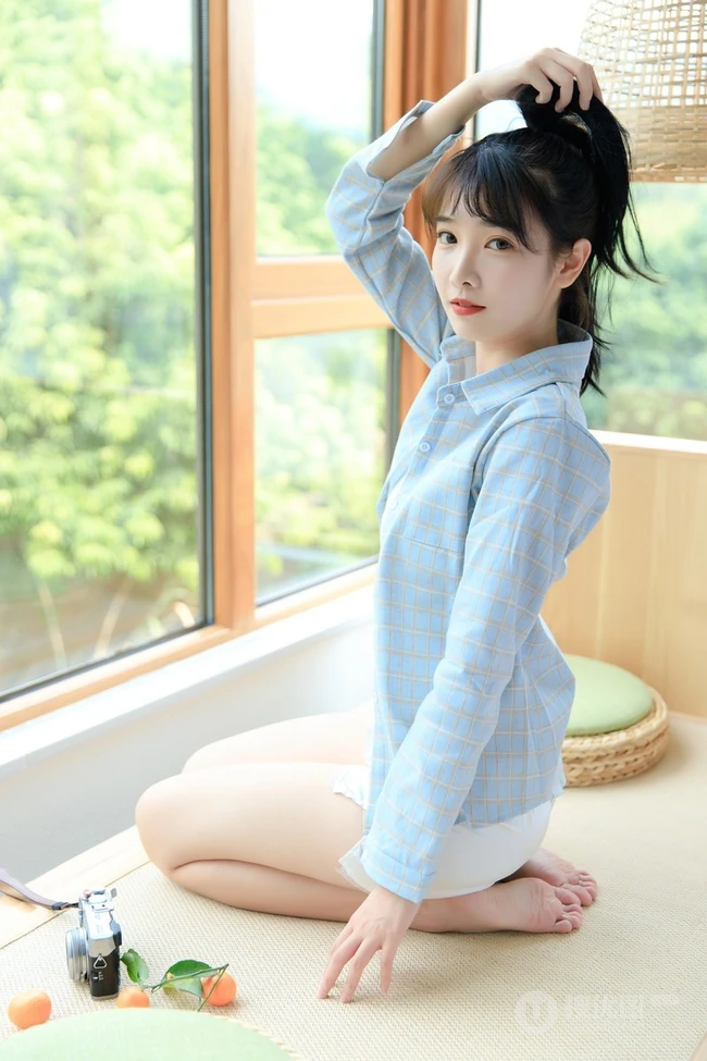 元气十足可爱大眼睛少女白色肩带背心短裤显白皙肌肤线条感写真图集
