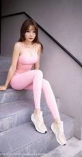 身形匀称S型身材女生嫩模芝芝Booty粉色紧身运动衣长裤街拍写真图集